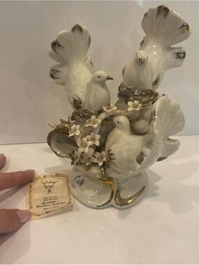 Authentic Vintage Capodimonte porcelain figurine doves/Love Birds cream/gold